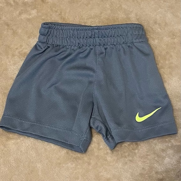 Lot of NIKE Boys Clothing T-Shirt Shorts Black Gray Boys Size 6/9 Month Logo - Picture 9 of 11